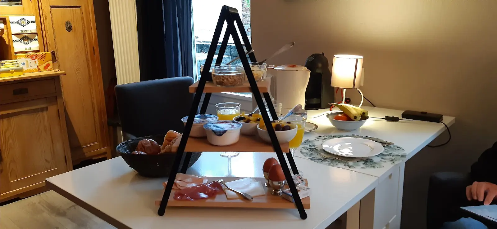 Ontbijt op een etagère: brood, vleeswaren, eitjes, fruit
